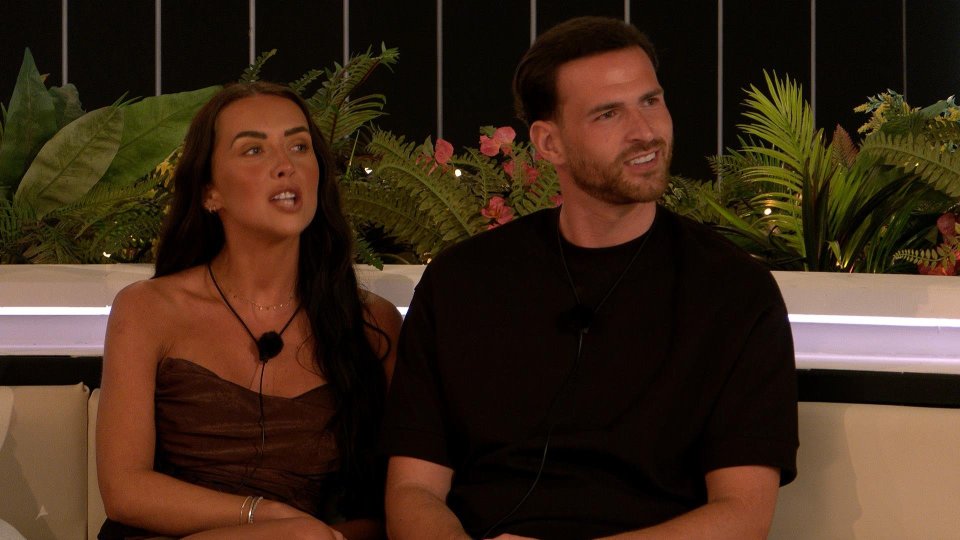 Jess White and Ronnie Vint on Love Island.