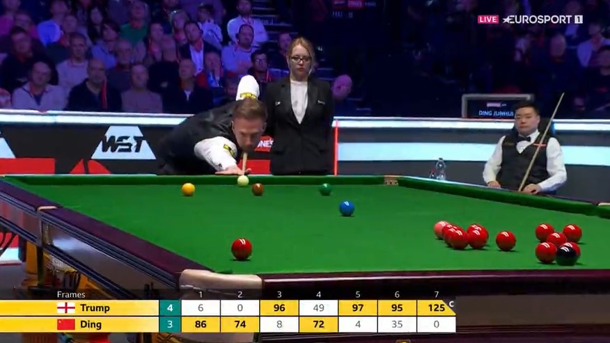 Judd Trump playing snooker.