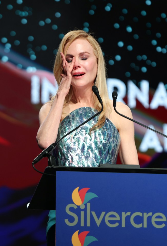 Nicole Kidman broke down in tears as she gave an emotional speech about her parents at the Palm Springs International Film Awards