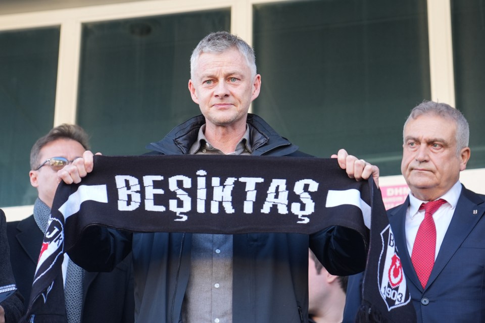 Ole Gunnar Solskjaer holding a Beşiktaş scarf.