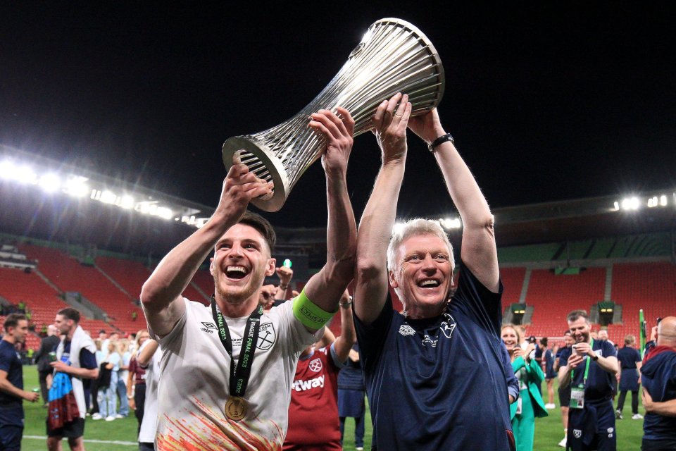 West Ham United manager and player lifting the UEFA Conference League trophy.