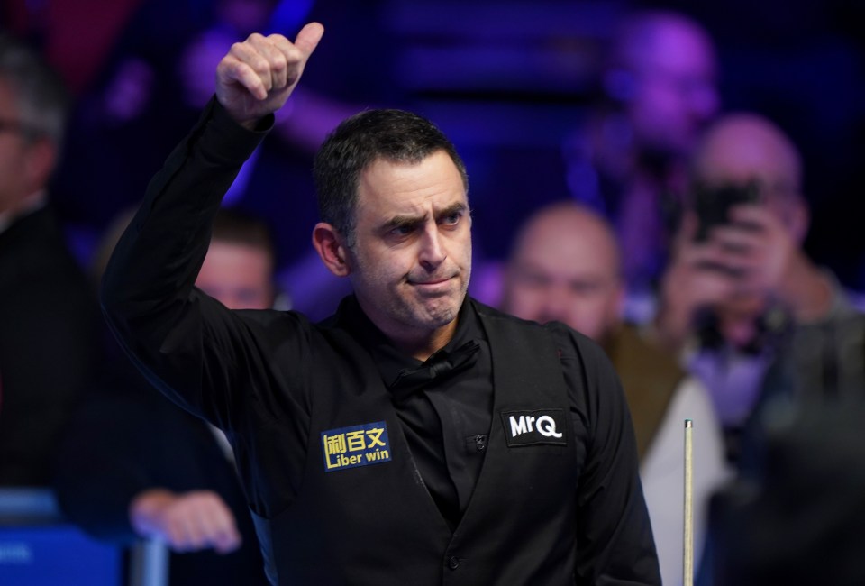 Ronnie O'Sullivan giving a thumbs-up after winning the MrQ Masters Final.