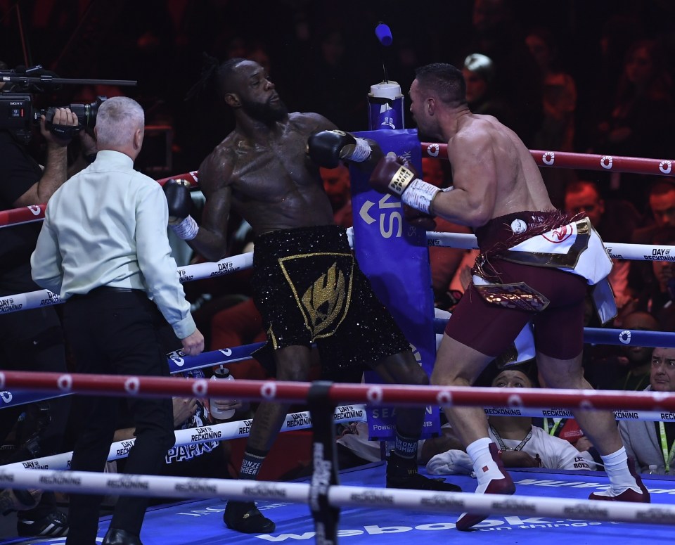 Joseph Parker (right) boxing Deontay Wilder (left).