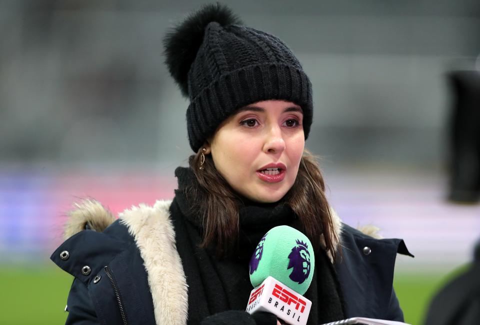 Natalie Gedra, ESPN Brasil reporter, holding a microphone.