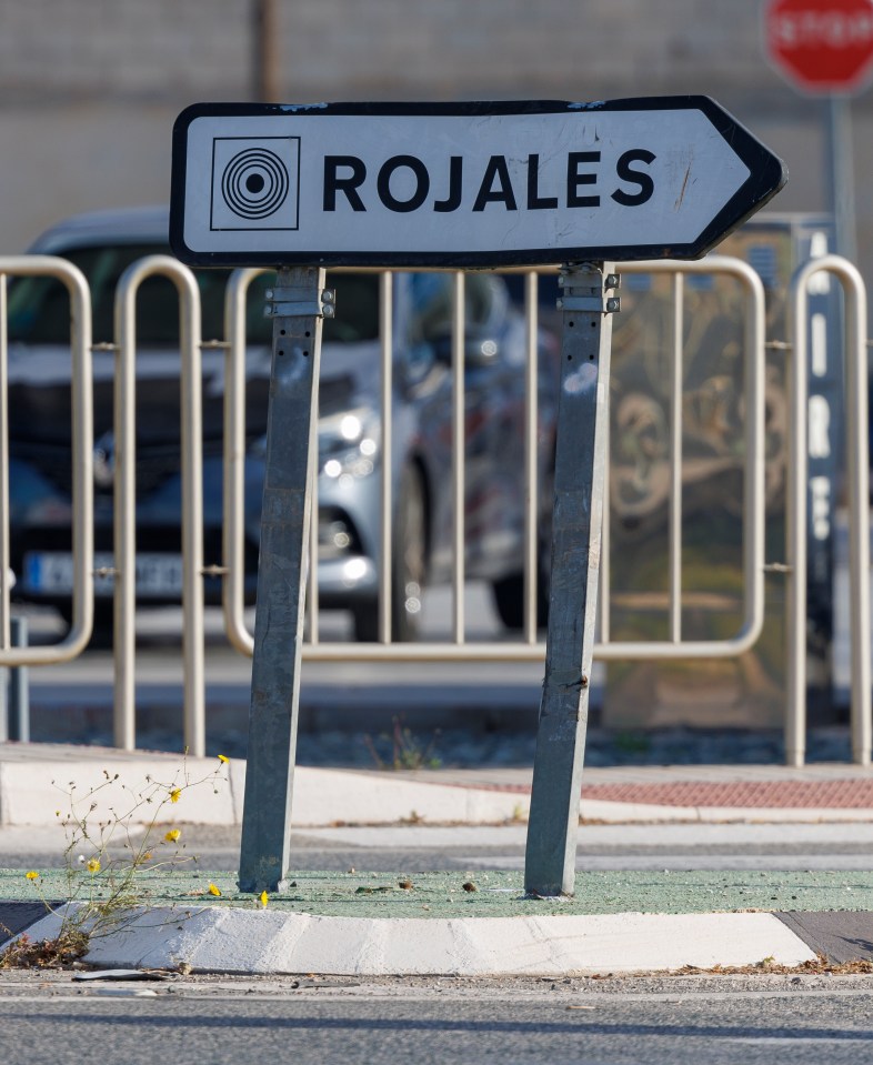 Road sign indicating Rojales.