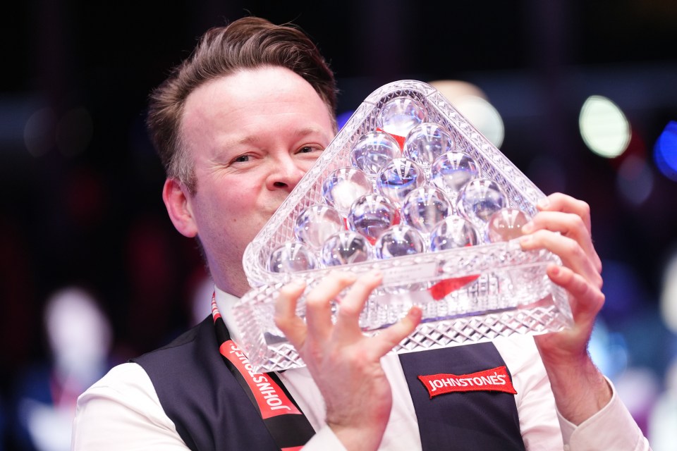 Shaun Murphy holding the Paul Hunter Trophy.