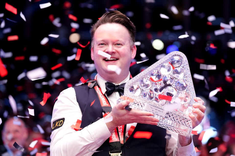 Shaun Murphy holding the Paul Hunter Trophy.