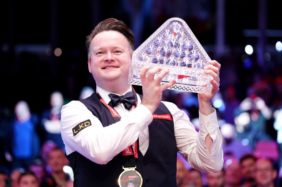 Shaun Murphy holding the Paul Hunter Trophy.