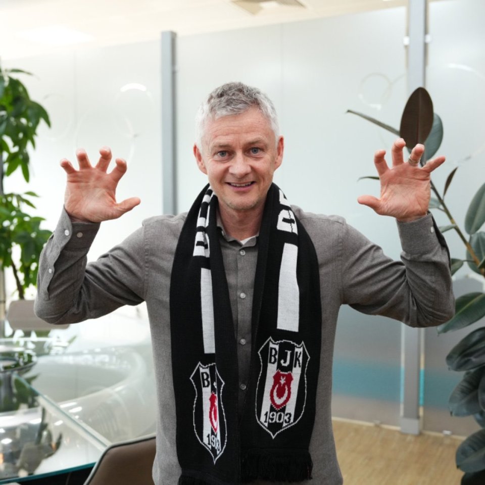 Ole Gunnar Solskjaer wearing a Besiktas scarf.