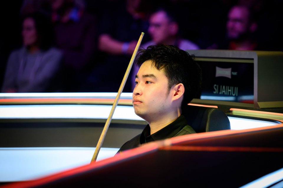 Si Jiahui playing snooker.