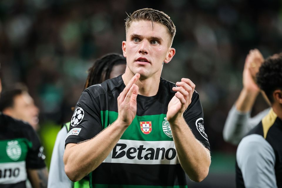 Viktor Gyokeres of Sporting CP applauding during a Champions League match.