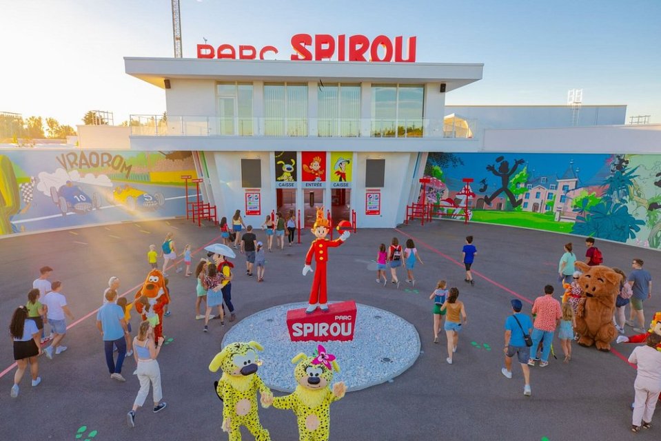 Parc Spirou entrance with visitors and cartoon characters.